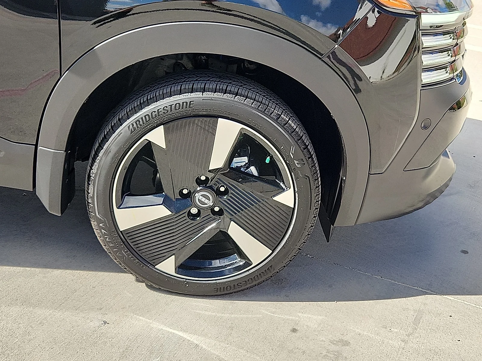 New 2026 KH3 Super Blac Nissan SR Front-Wheel Drive image 7