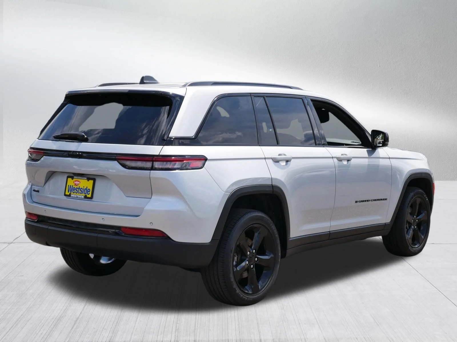Used 2023 Silver Zynith Jeep Altitude image 7