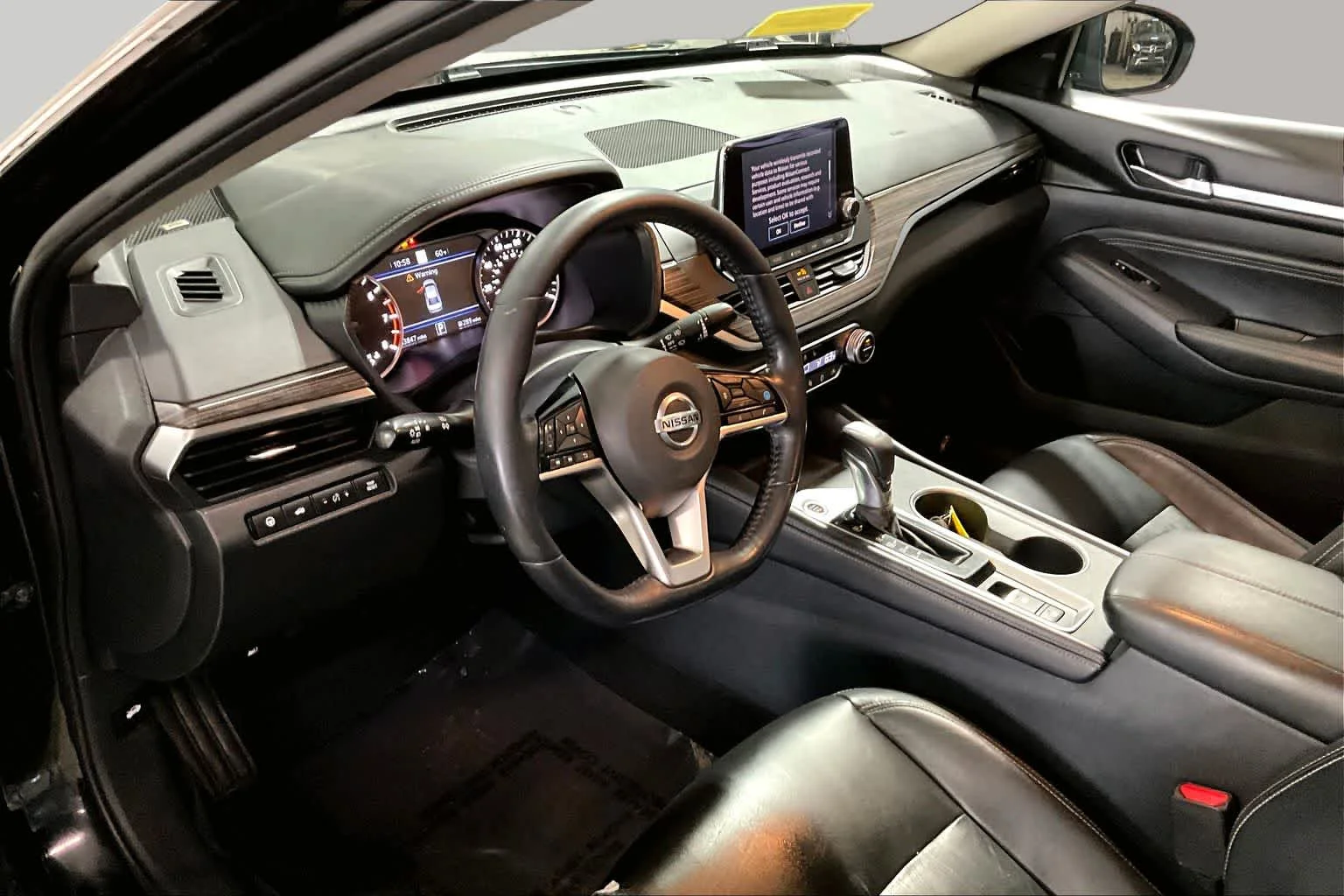 Used 2019 Super Black Nissan 2.5 Platinum image 18
