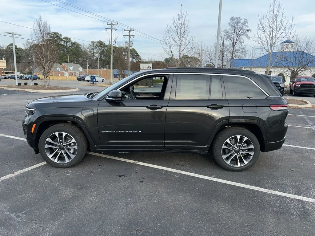 New 2024 Rocky Mountain Pearl-Coat Exterior Paint Jeep Overland 4xe image 3