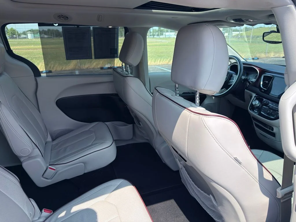 Used 2017 Silver Chrysler Limited image 32