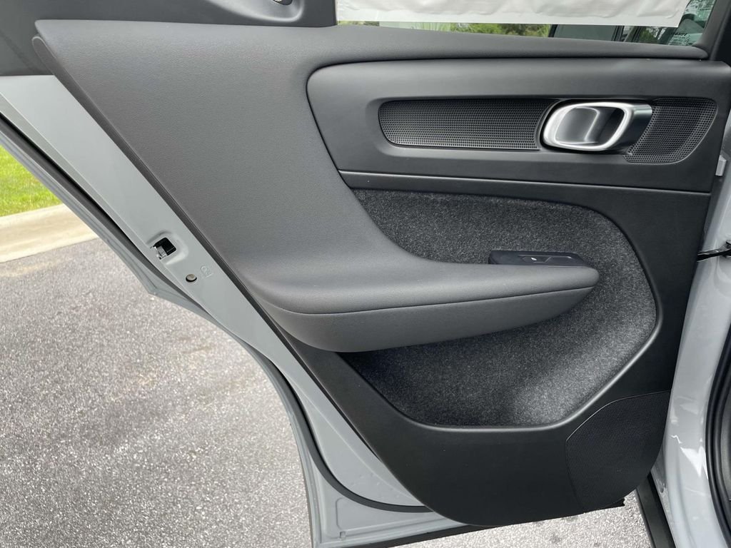 2026 Volvo XC40 Plus - Photo 2