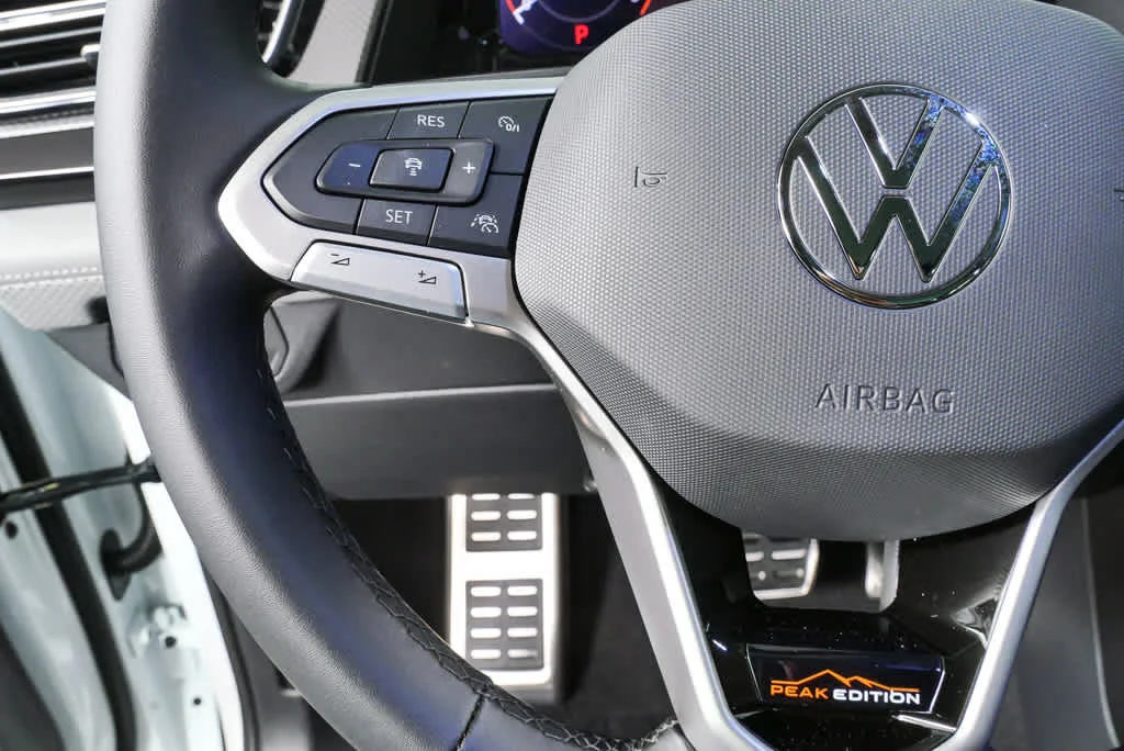 New 2026 Opal White Pearl Volkswagen 2.0T Peak Edition image 9
