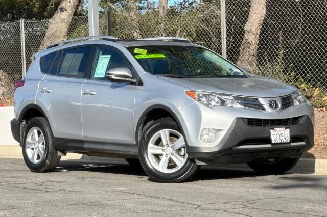Used 2014 Silver Toyota XLE image 2