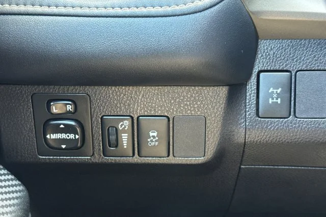 Used 2014 Silver Toyota XLE image 29