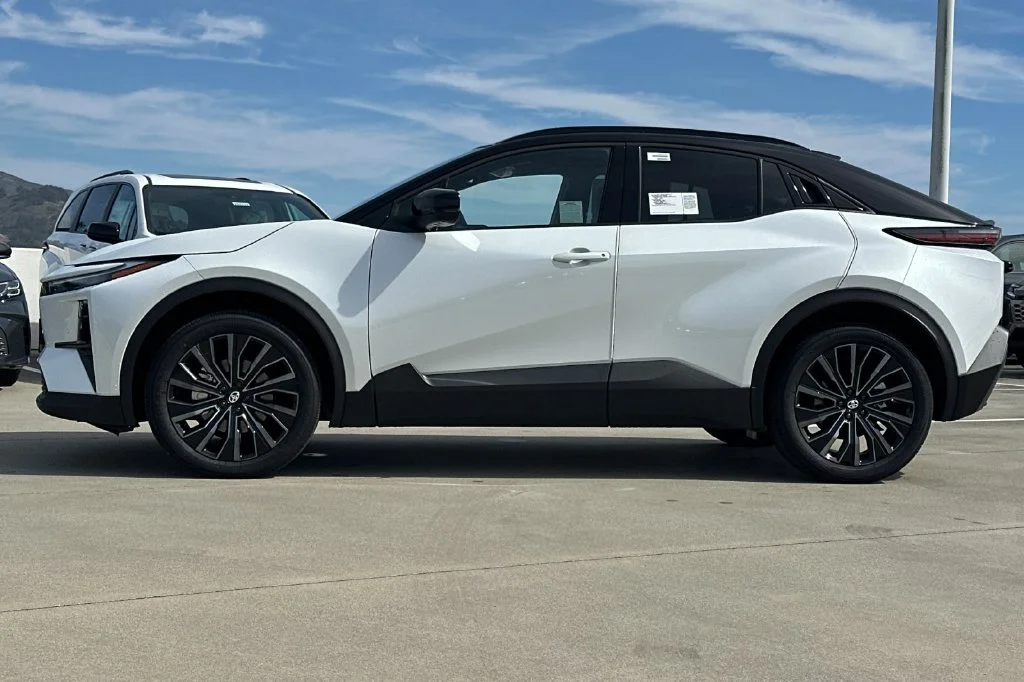New 2027 Wind Chill Pearl with Midnight Black Metallic roof <sup>1</sup> Toyota  XSE image 7