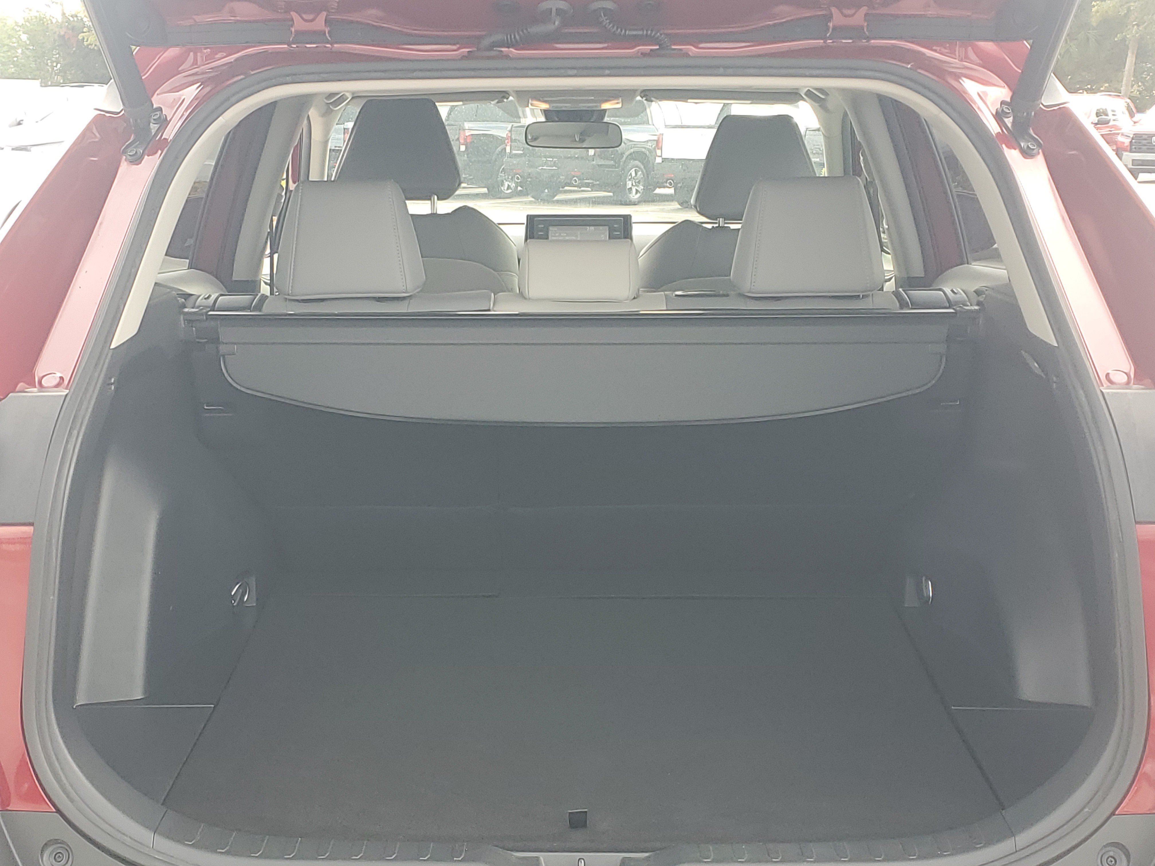 Used 2019 Pearl Toyota XLE Premium image 9