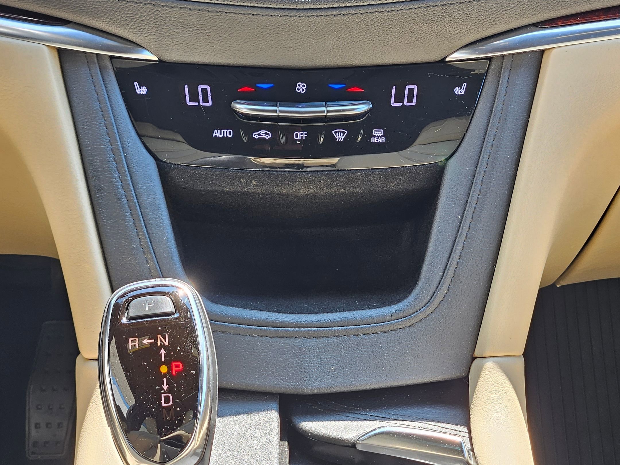 Used 2019 Crystal White Tricoat Cadillac Luxury FWD image 13