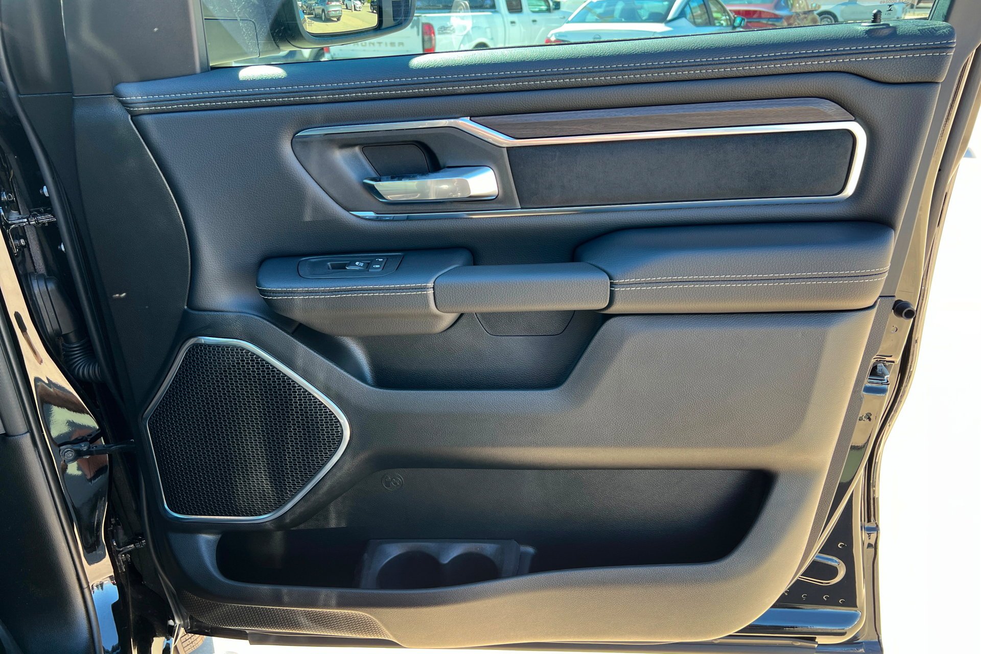 New 2026 Diamond Black Crystal Pearl-Coat Exterior Paint RAM Laramie image 23
