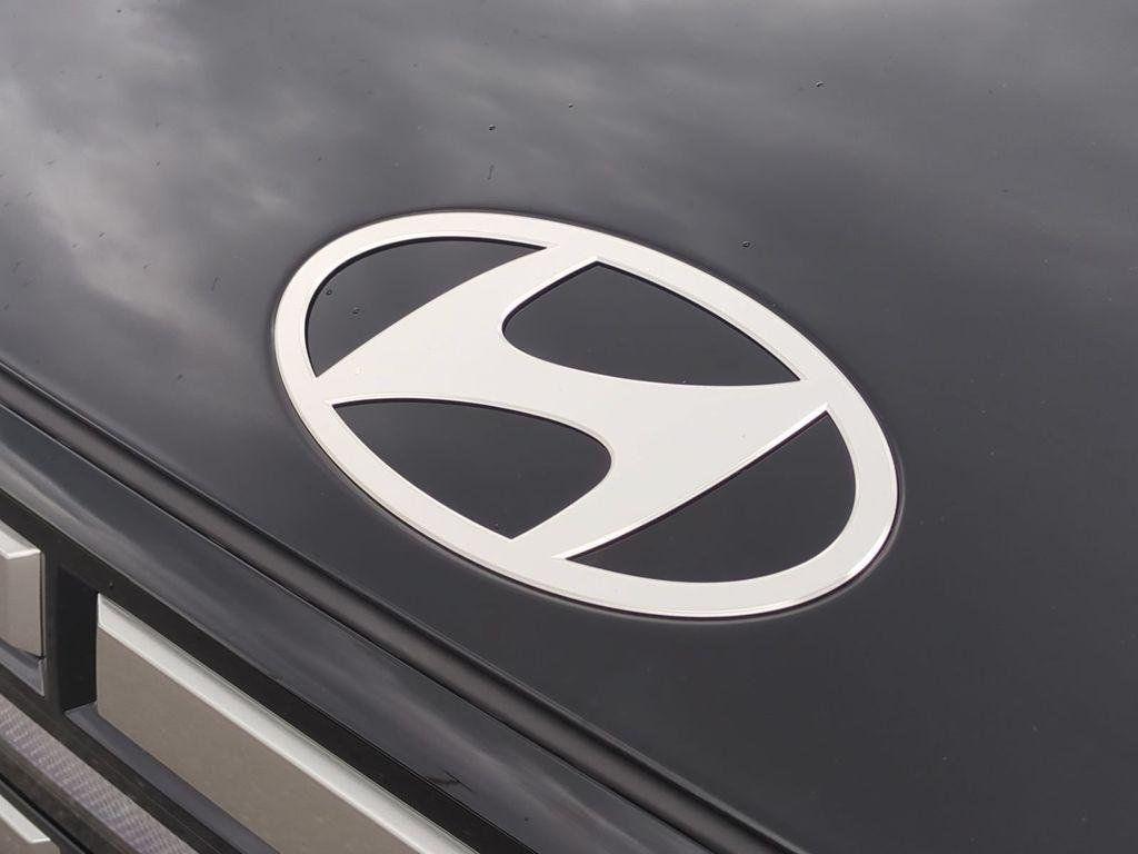 New 2027 Black Hyundai SE FWD image 13