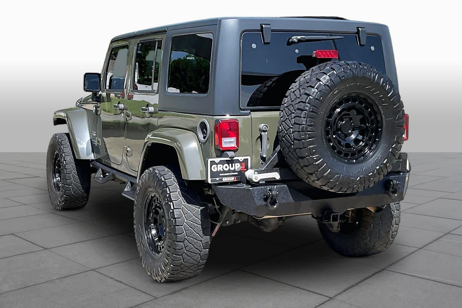 Used 2015 Tank Clearcoat Jeep Sahara image 11