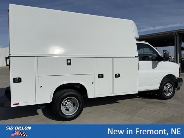 New 2025 Summit White Chevrolet 1WT image 11