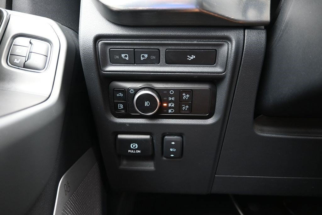 Used 2023 Gray Metallic Ford LARIAT image 18