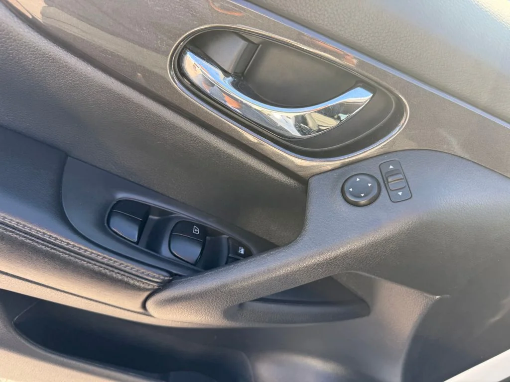 Used 2019 White Nissan S image 7
