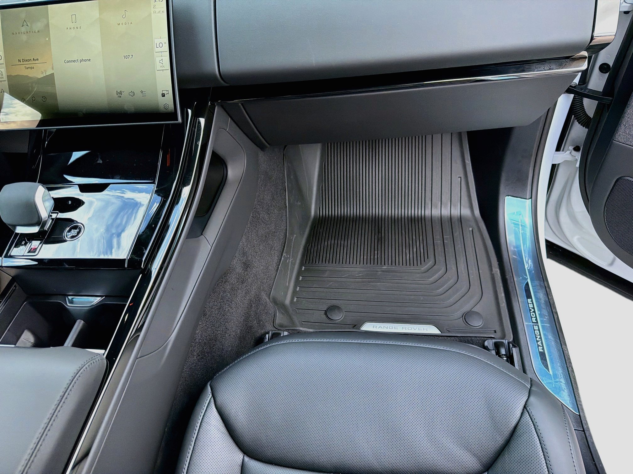 New 2027 Fuji White Land Rover Dynamic SE image 17