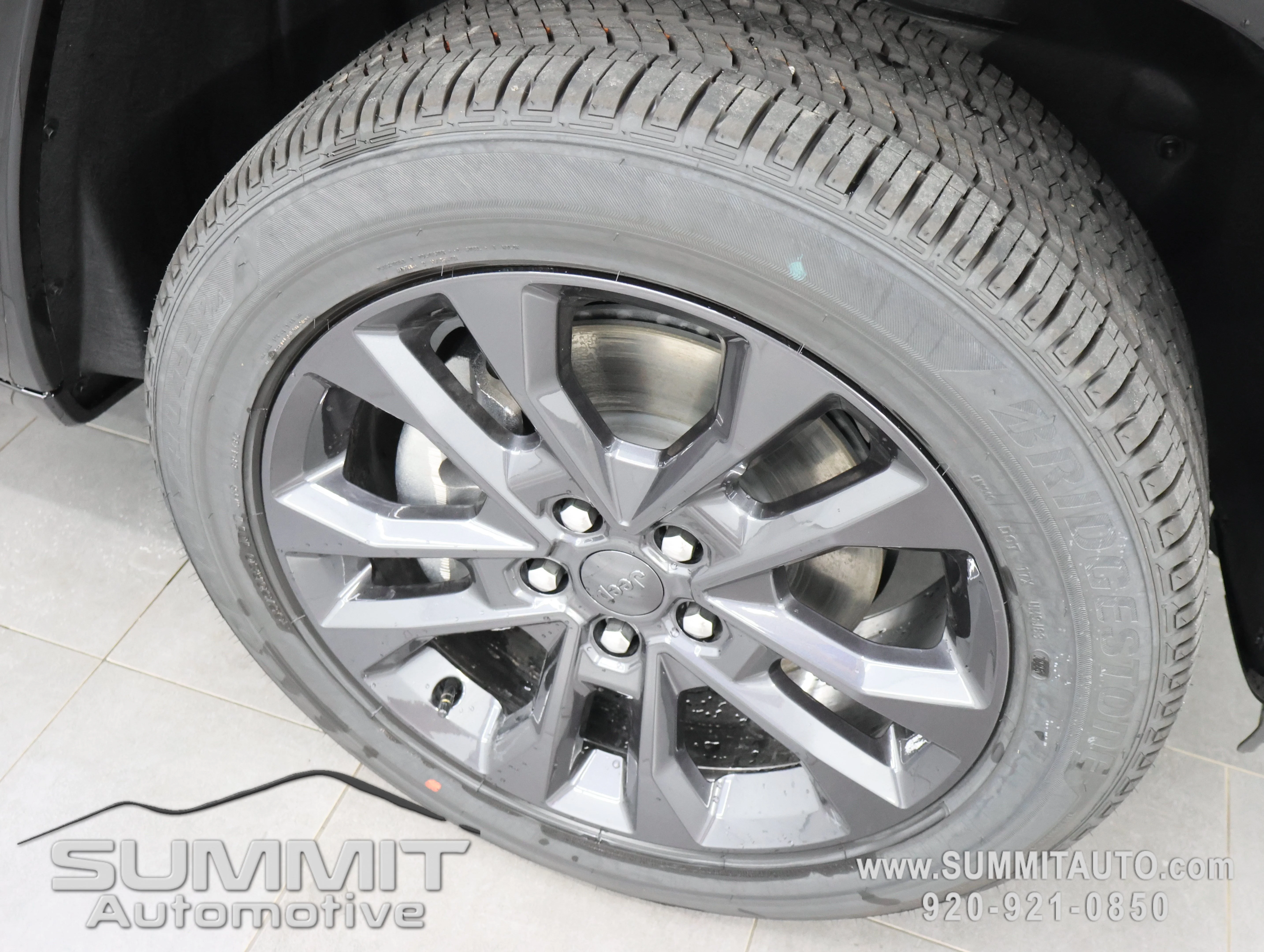 New 2026 Diamond Black Crystal Pearl-Coat Exterior Paint Jeep Limited Reserve image 3