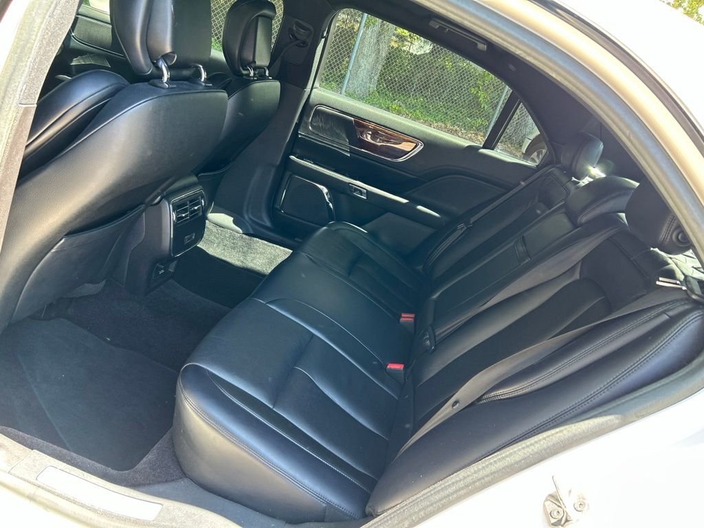 Used 2017 White Lincoln Select image 27