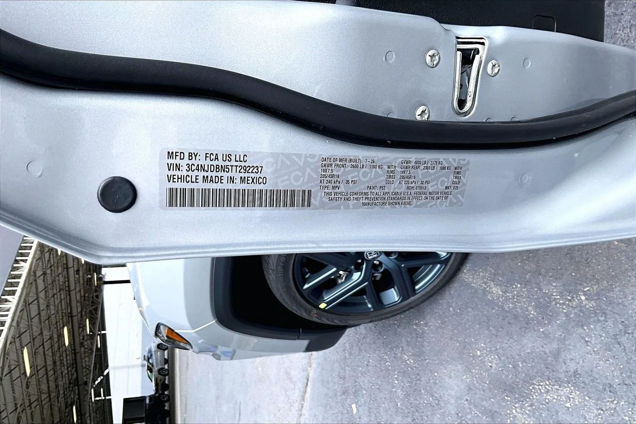 New 2026 Silver Zynith Metallic Clearcoat Jeep Latitude image 36