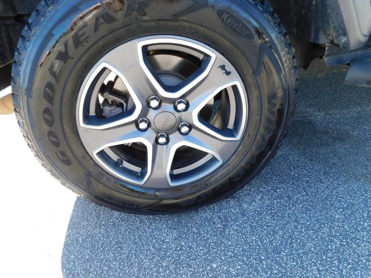 Used 2019 Gray Jeep SPORT S 4X4 image 9