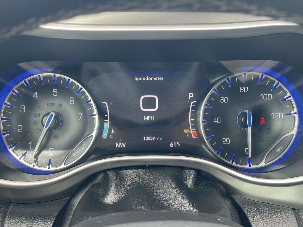 Used 2025 White Chrysler Select image 18