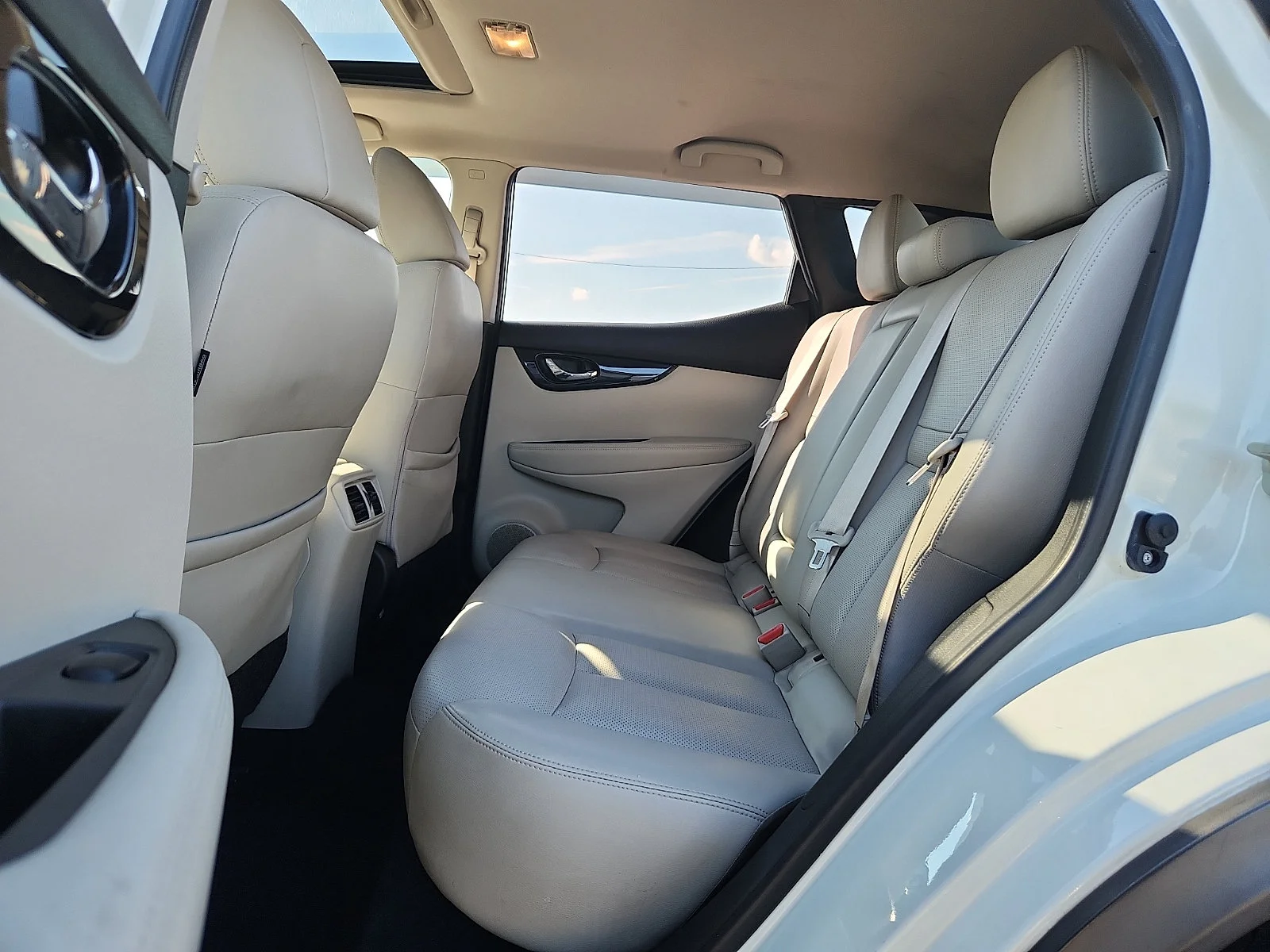 Used 2018 White Nissan SL image 10