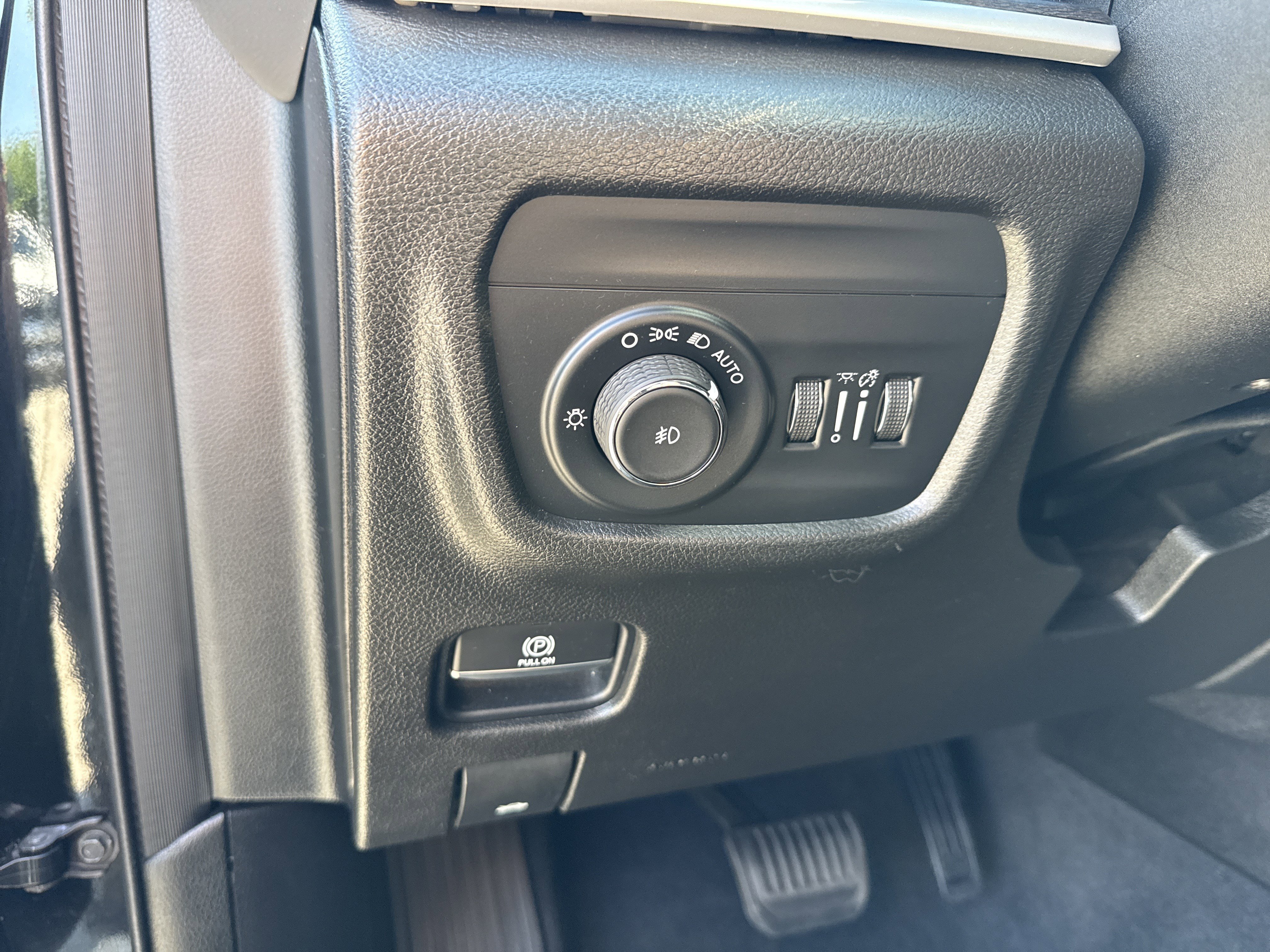 Used 2021 Diamond Black Crystal Pearlcoat Jeep Limited image 33
