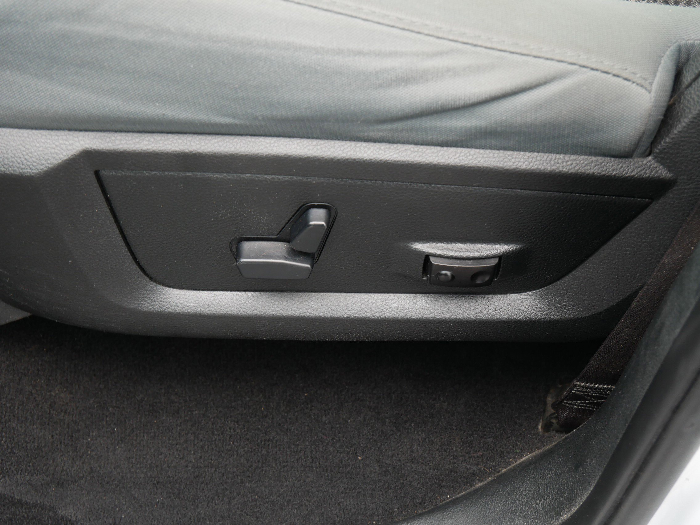 Used 2018 Bright White Clearcoat Ram SLT image 19