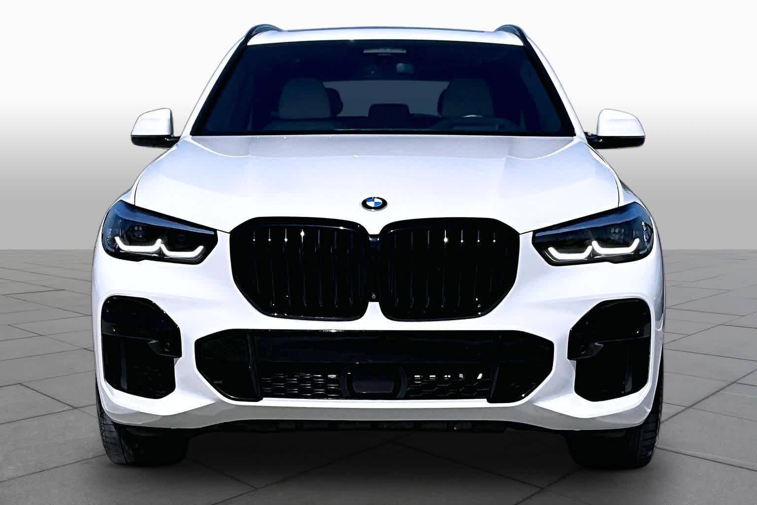 Used 2022 Alpine White BMW sDrive40i image 3