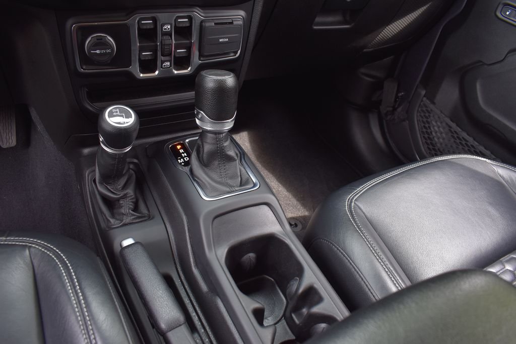 Used 2022 Crystal Metallic Jeep Sport image 35