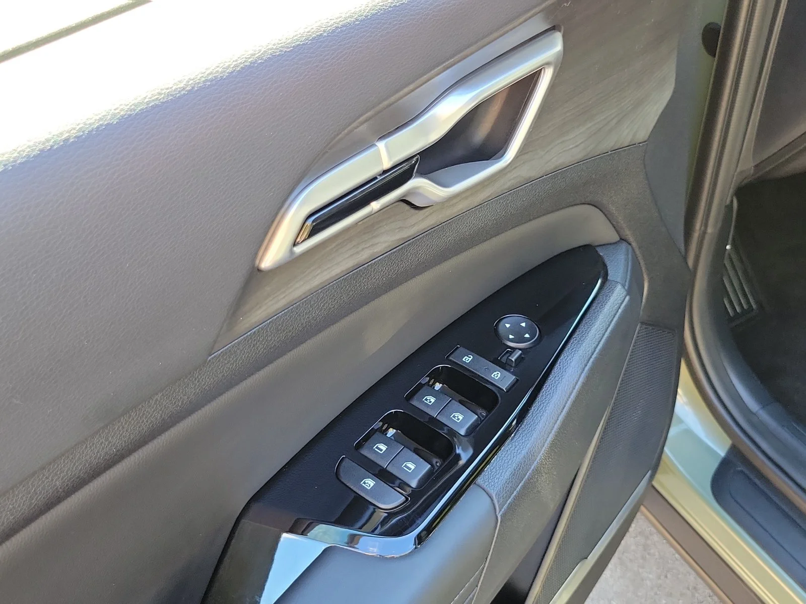 Certified Used 2025 Green Kia X-Line image 8