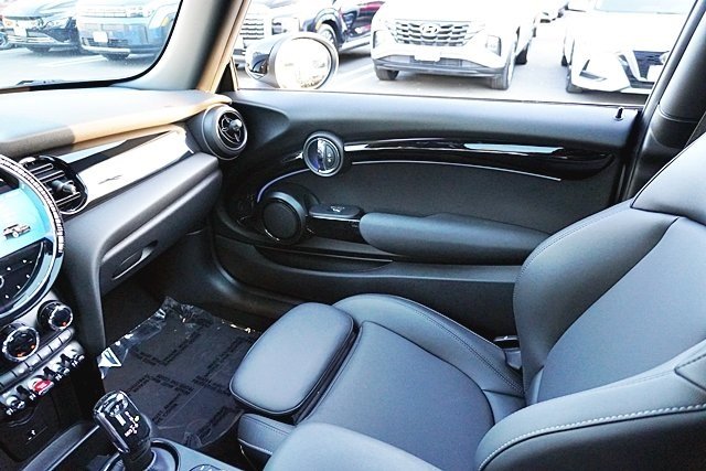 Used 2023  MINI Base image 22