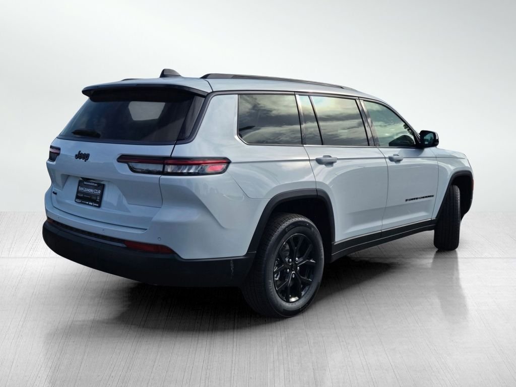 New 2026 Bright White Clear-Coat Exterior Paint Jeep Laredo Altitude image 4