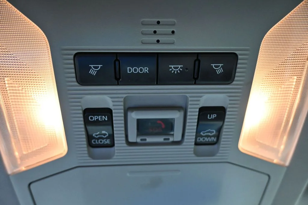 Used 2020 Silver Toyota XLE Premium image 23