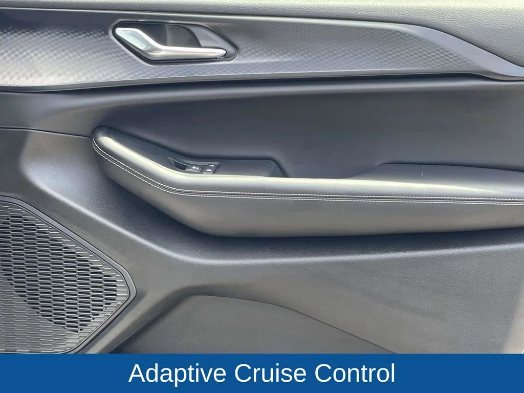 Used 2025 Silver Jeep Altitude image 17