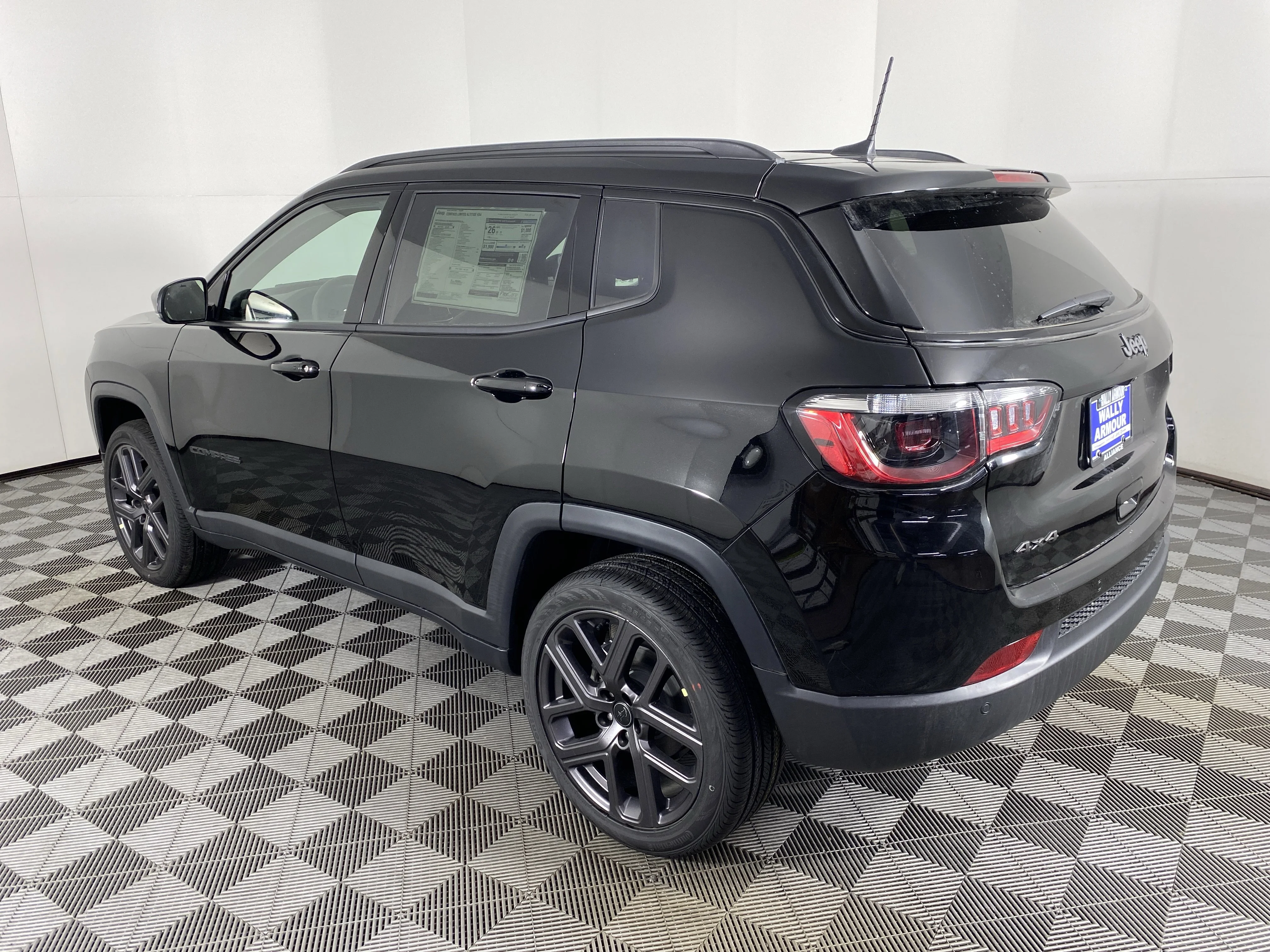 New 2026 Diamond Black Crystal Pearl-Coat Exterior Paint Jeep Limited image 8