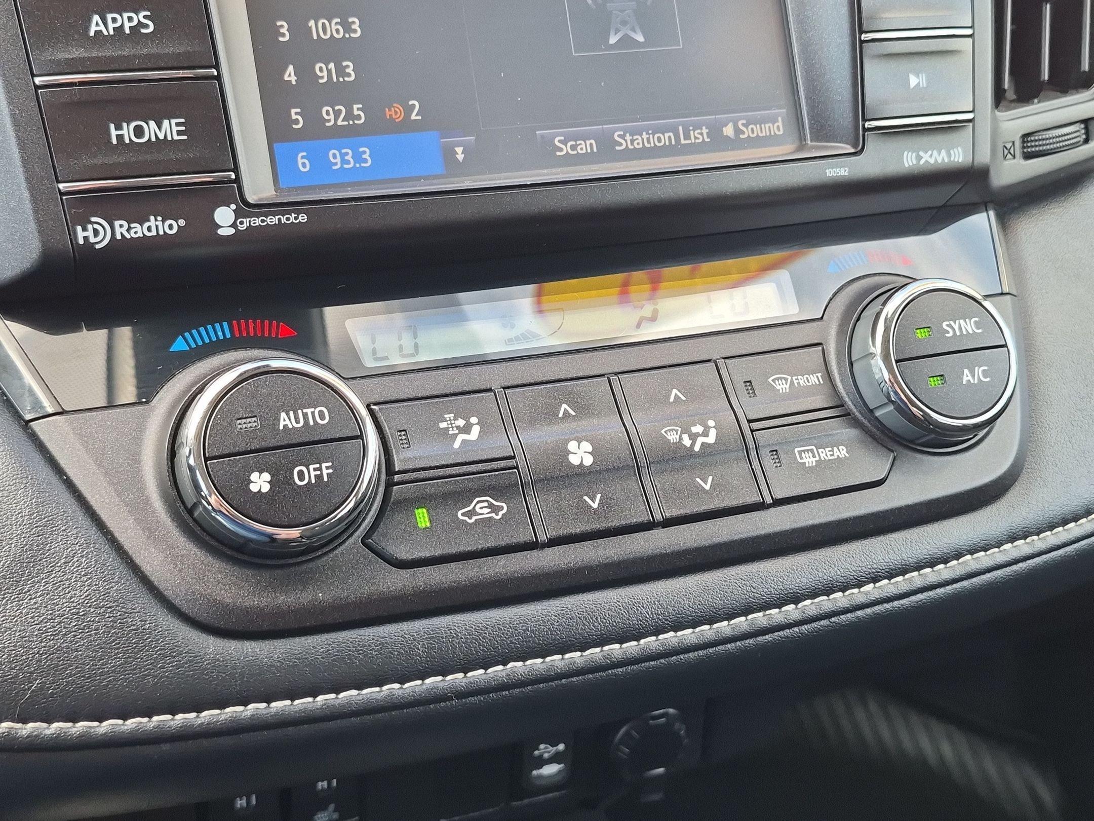 Used 2018 Super White Toyota XLE image 20