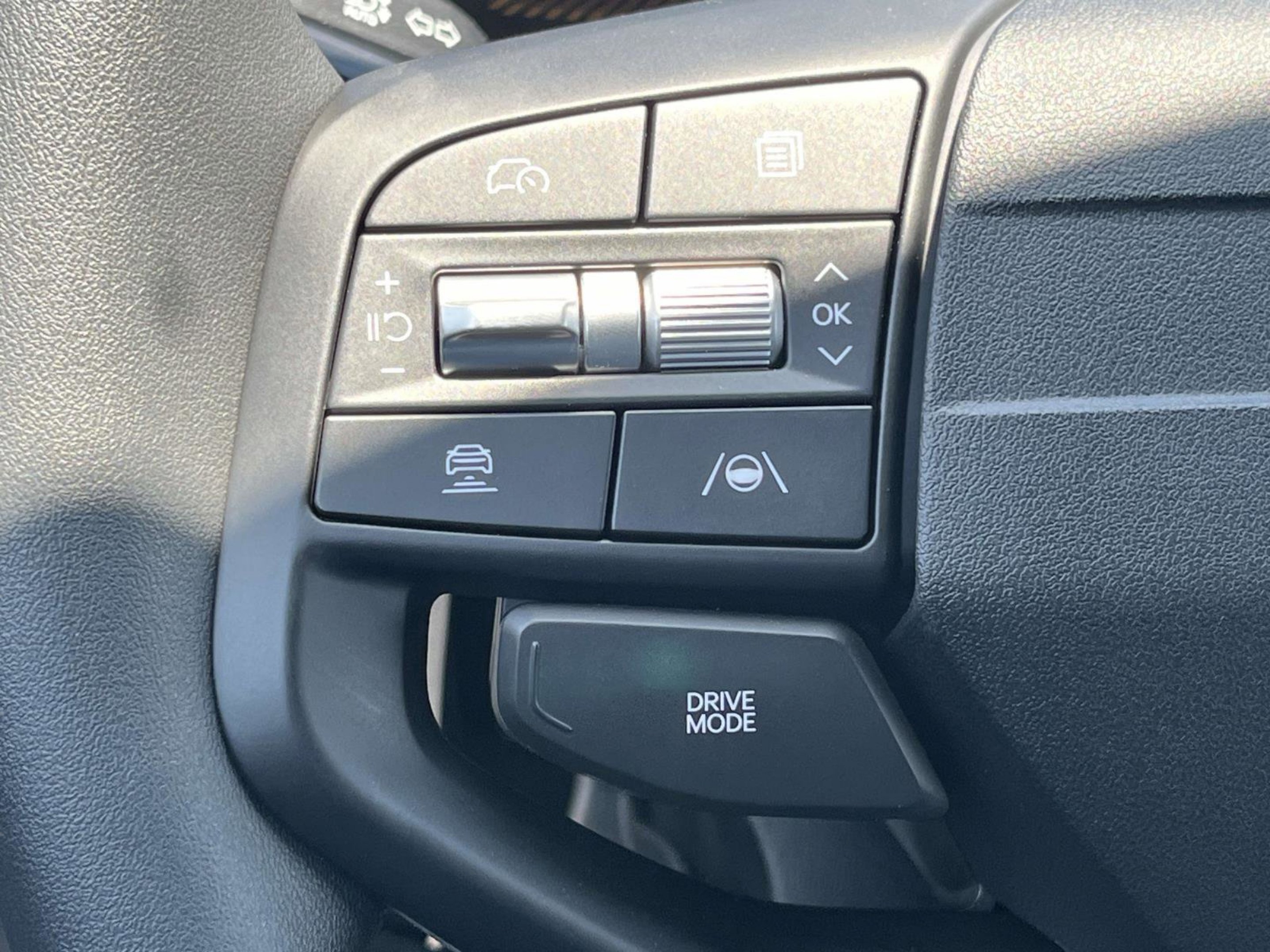 New 2026 Snow White Pearl Kia LXS image 23