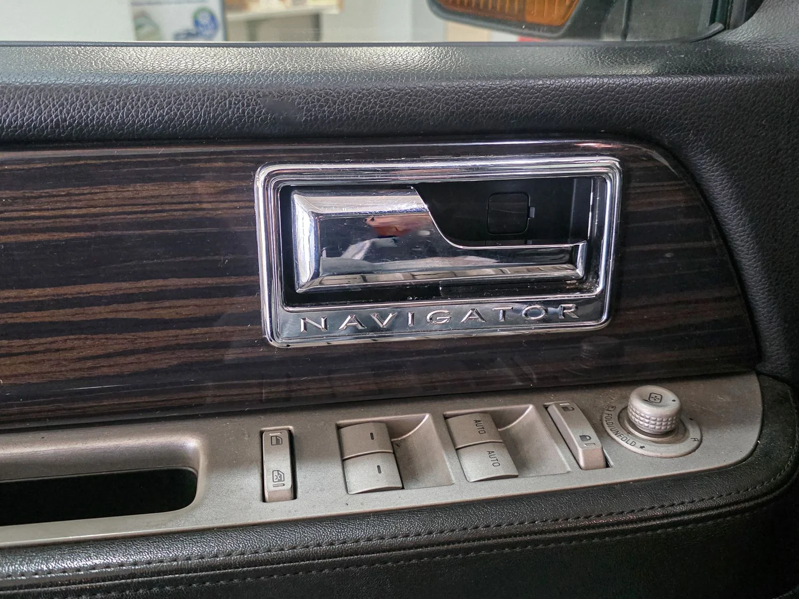 Used 2010 Tuxedo Black Metallic Lincoln Base image 19