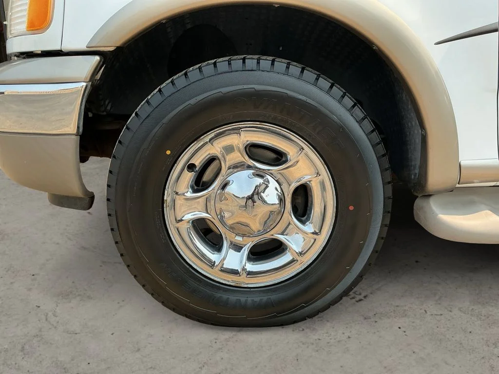 Used 2000 White Ford Eddie Bauer image 9
