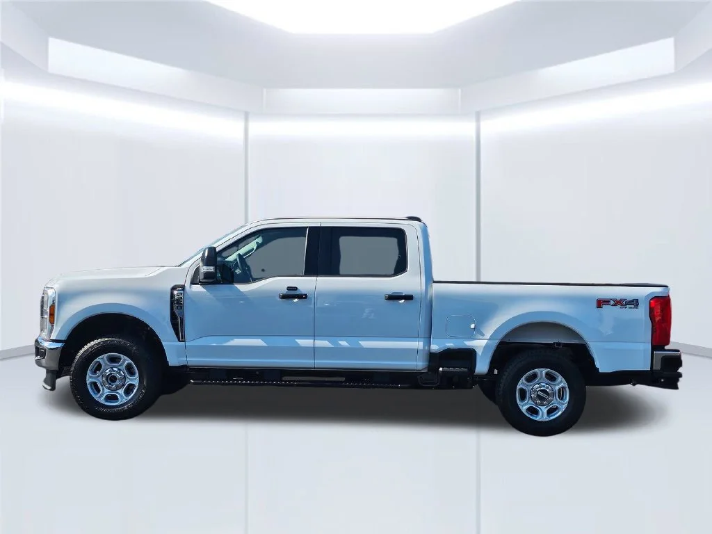 New 2027 Oxford White Ford F-250® XLT image 18