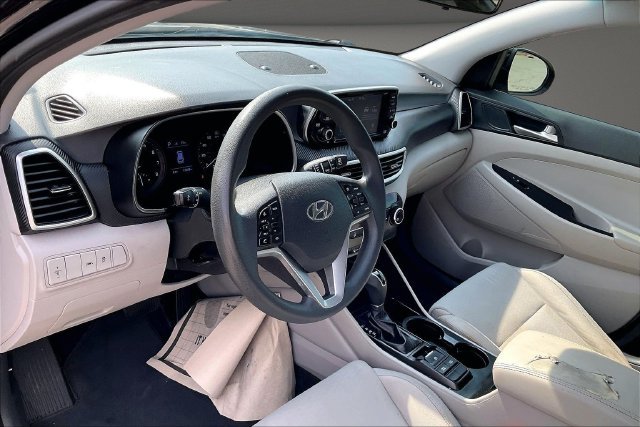 Used 2020 Black Hyundai SE image 11
