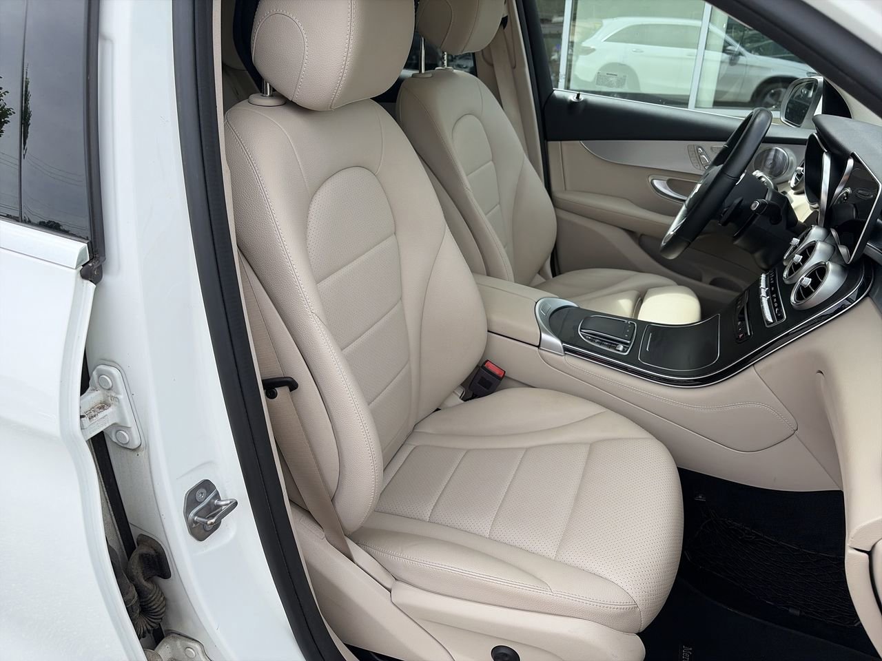 Used 2020 designo Diamond White Metallic Mercedes-Benz GLC 300 image 37