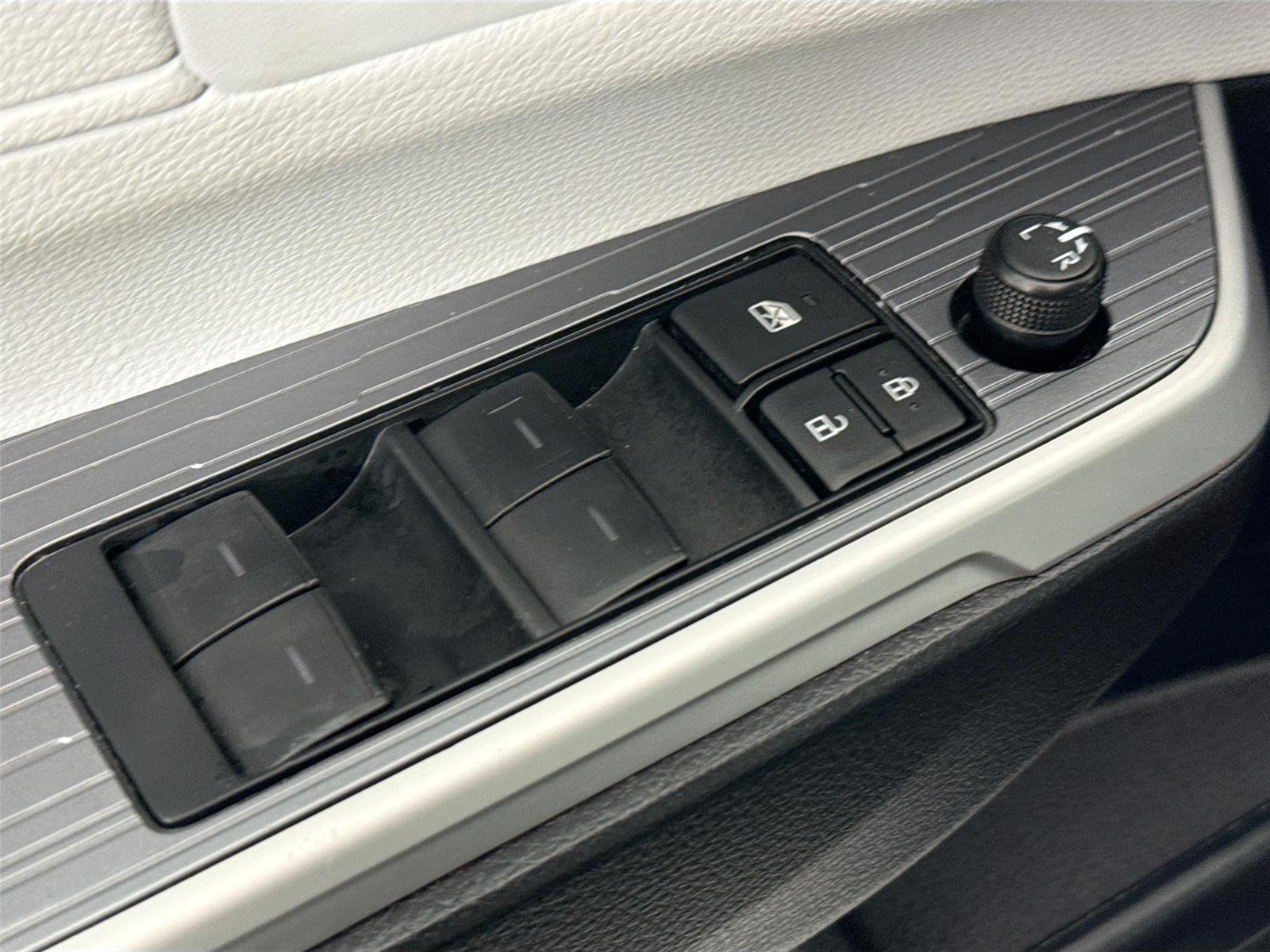 Used 2025 Wind Chill Pearl Toyota XLE 8-Passenger image 29