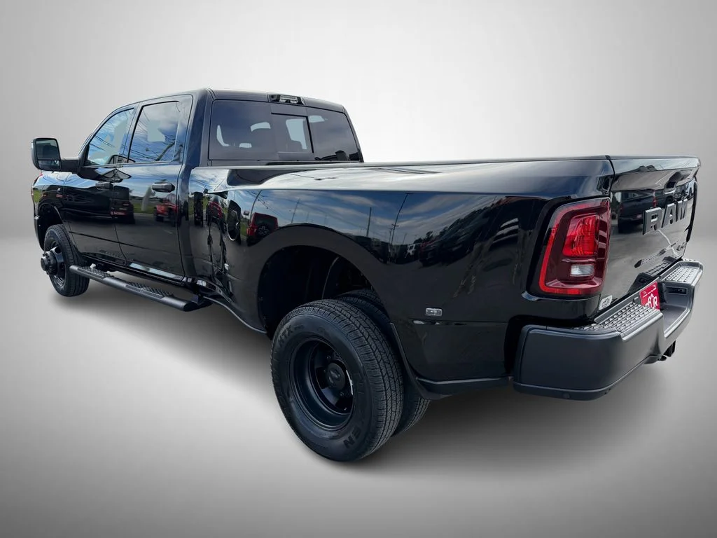 New 2026 Diamond Black Crystal Pearl-Coat Exterior Paint RAM Tradesman image 4