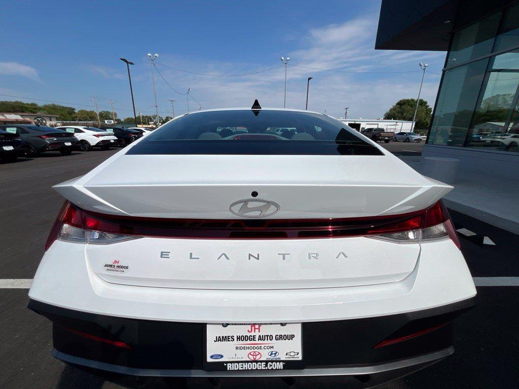 New 2026 White Hyundai SE image 7