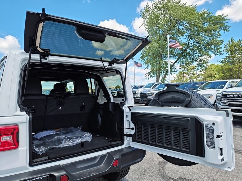 New 2026 Bright White Clear-Coat Exterior Paint Jeep Sahara image 35