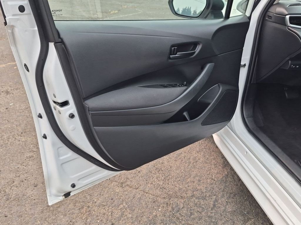 Used 2024 Ice Toyota LE image 9