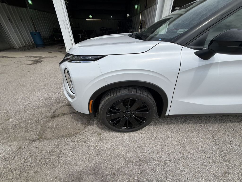 New 2026 White Mitsubishi LE image 10