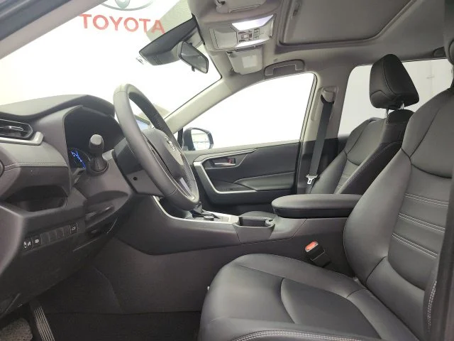 Used 2025  Toyota XLE Premium image 20