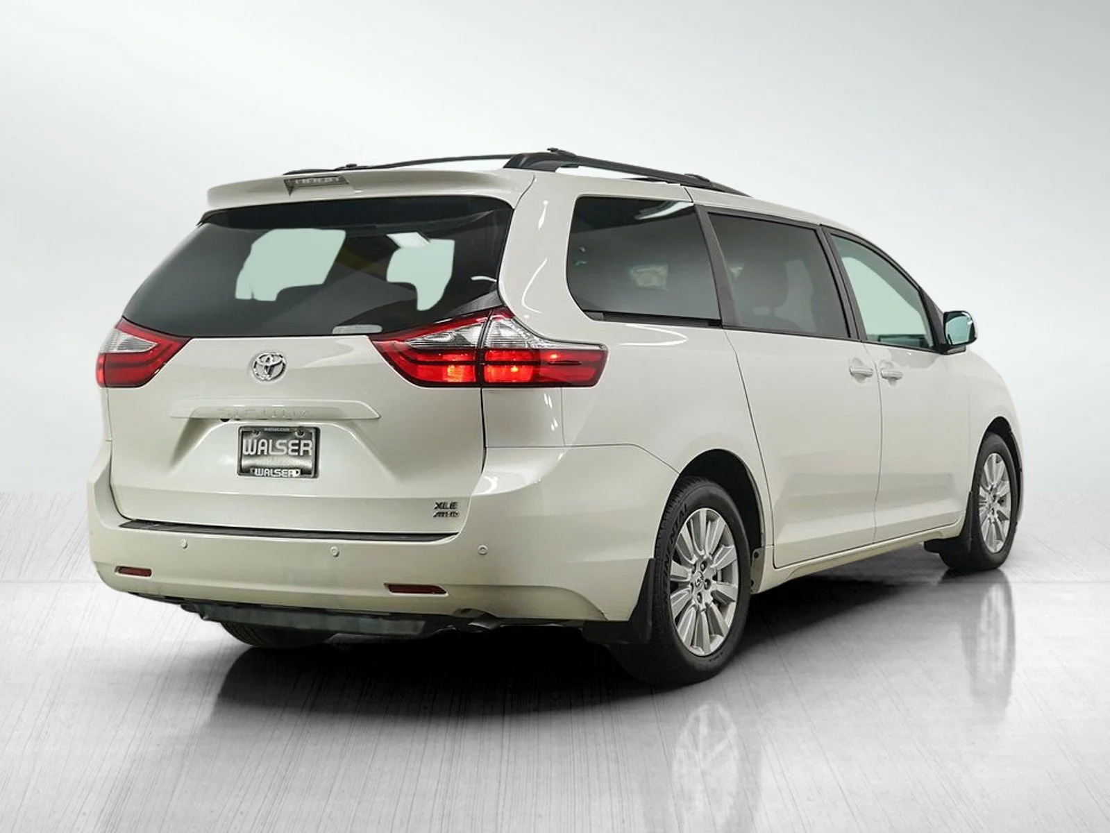 Used 2017 White Toyota XLE image 5